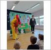 Galeria zdjęć: Teatr Magik z przedstawieniem „Zagubiona pisanka” w Przedszkole Samorządowym w Gorzkowicach. Link otwiera powiększoną wersję zdjęcia.