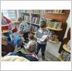 Galeria zdjęć: Kolorowa lekcja biblioteczna dla Przedszkolaków z Akademii Myszki Miki. Link otwiera powiększoną wersję zdjęcia.