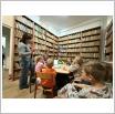 Galeria zdjęć: ,,W królestwie książek '' - Wizyta przedszkolaków w bibliotece szkolnej SP Krzemieniewice. Link otwiera powiększoną wersję zdjęcia.