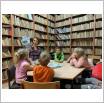 Galeria zdjęć: ,,W królestwie książek '' - Wizyta przedszkolaków w bibliotece szkolnej SP Krzemieniewice. Link otwiera powiększoną wersję zdjęcia.
