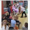 Galeria zdjęć: W świecie baśni – magia, która łączy pokolenia - SP Gorzkowice. Link otwiera powiększoną wersję zdjęcia.