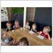 Galeria zdjęć: Wyjście dzieci z Przedszkola Samorządowego w Gorzkowicach na lody do restauracji „Słodko w Gorzko”. Link otwiera powiększoną wersję zdjęcia.