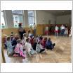 Galeria zdjęć: Wizyta przedszkolaków w Szkole Podstawowej im. H. Sienkiewicza w Gorzkowicach. Link otwiera powiększoną wersję zdjęcia.